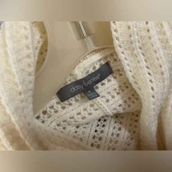 Daisy Fuentes: ladies long sleeves vanilla cream soft  knit cardigan sweater. - Picture 3 of 7